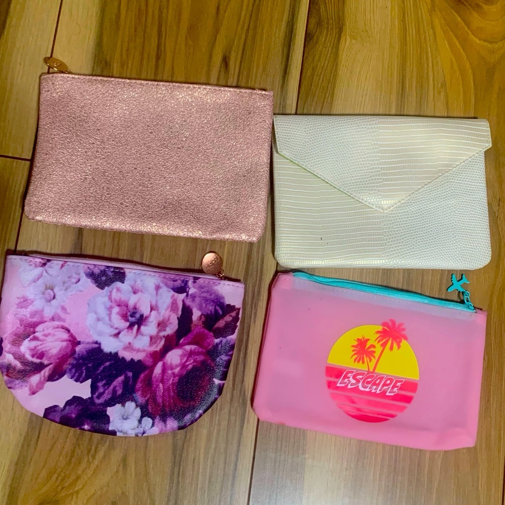 Your choice of any 2 cosmetic bag.
DM me with your selection!